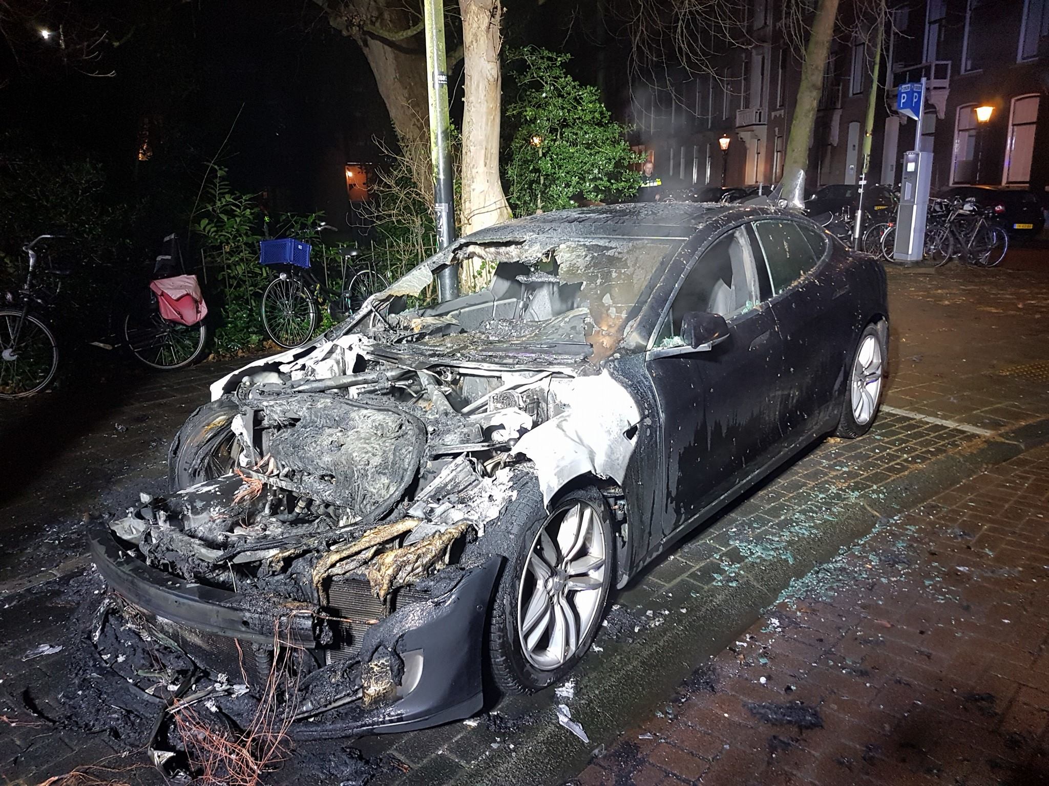 Anti-EV vandalisme - 2 Tesla's in brand gestoken
