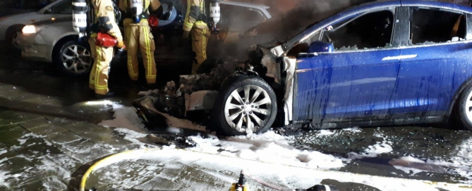 Anti-EV vandalisme - 2 Tesla's in brand gestoken